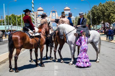 Seville, İspanya - 5 Mayıs 2022 Sevilya 'nın en ünlü festivali olan Feria de Seville' in koridorlarında geleneksel Endülüs tarzı giyinmiş
