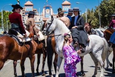 Seville, İspanya - 5 Mayıs 2022 Sevilya 'nın en ünlü festivali olan Feria de Seville' in koridorlarında geleneksel Endülüs tarzı giyinmiş