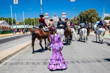 Seville, İspanya - 5 Mayıs 2022 Sevilya 'nın en ünlü festivali olan Feria de Seville' in koridorlarında geleneksel Endülüs tarzı giyinmiş