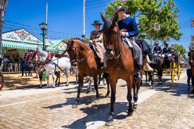 Seville, İspanya - 5 Mayıs 2022 Sevilya 'nın en ünlü festivali olan Feria de Seville' in koridorlarında geleneksel Endülüs tarzı giyinmiş