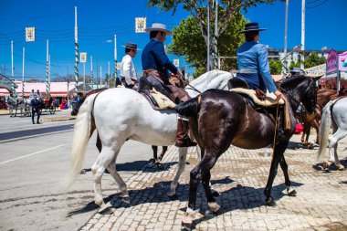 Seville, İspanya - 5 Mayıs 2022 Sevilya 'nın en ünlü festivali olan Feria de Seville' in koridorlarında geleneksel Endülüs tarzı giyinmiş