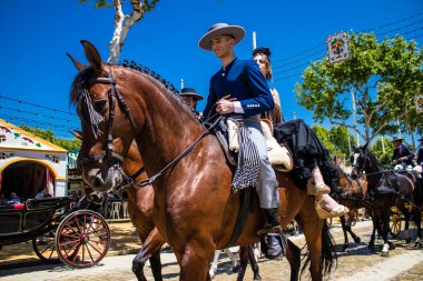 Seville, İspanya - 5 Mayıs 2022 Sevilya 'nın en ünlü festivali olan Feria de Seville' in koridorlarında geleneksel Endülüs tarzı giyinmiş
