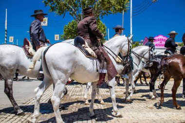 Seville, İspanya - 5 Mayıs 2022 Sevilya 'nın en ünlü festivali olan Feria de Seville' in koridorlarında geleneksel Endülüs tarzı giyinmiş
