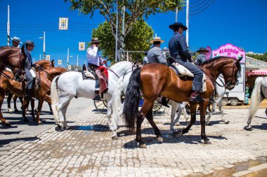Seville, İspanya - 5 Mayıs 2022 Sevilya 'nın en ünlü festivali olan Feria de Seville' in koridorlarında geleneksel Endülüs tarzı giyinmiş