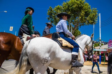 Seville, İspanya - 5 Mayıs 2022 Sevilya 'nın en ünlü festivali olan Feria de Seville' in koridorlarında geleneksel Endülüs tarzı giyinmiş