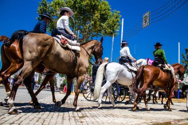 Seville, İspanya - 5 Mayıs 2022 Sevilya 'nın en ünlü festivali olan Feria de Seville' in koridorlarında geleneksel Endülüs tarzı giyinmiş
