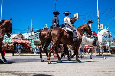 Seville, İspanya - 5 Mayıs 2022 Sevilya 'nın en ünlü festivali olan Feria de Seville' in koridorlarında geleneksel Endülüs tarzı giyinmiş