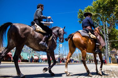 Seville, İspanya - 5 Mayıs 2022 Sevilya 'nın en ünlü festivali olan Feria de Seville' in koridorlarında geleneksel Endülüs tarzı giyinmiş