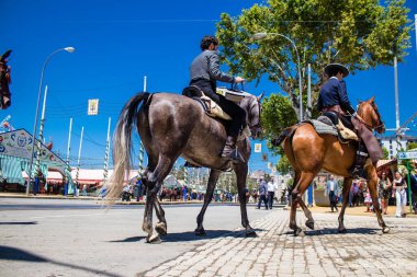 Seville, İspanya - 5 Mayıs 2022 Sevilya 'nın en ünlü festivali olan Feria de Seville' in koridorlarında geleneksel Endülüs tarzı giyinmiş