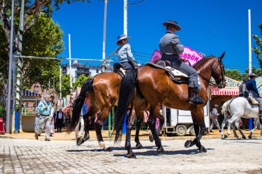 Seville, İspanya - 5 Mayıs 2022 Sevilya 'nın en ünlü festivali olan Feria de Seville' in koridorlarında geleneksel Endülüs tarzı giyinmiş