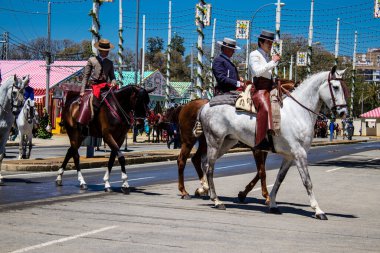 Seville, İspanya - 5 Mayıs 2022 Sevilya 'nın en ünlü festivali olan Feria de Seville' in koridorlarında geleneksel Endülüs tarzı giyinmiş