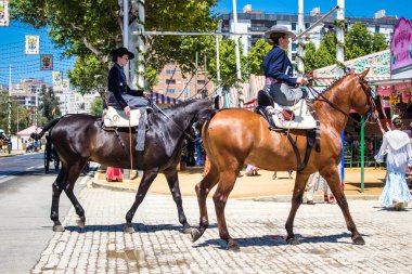 Seville, İspanya - 5 Mayıs 2022 Sevilya 'nın en ünlü festivali olan Feria de Seville' in koridorlarında geleneksel Endülüs tarzı giyinmiş