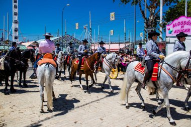 Seville, İspanya - 5 Mayıs 2022 Sevilya 'nın en ünlü festivali olan Feria de Seville' in koridorlarında geleneksel Endülüs tarzı giyinmiş