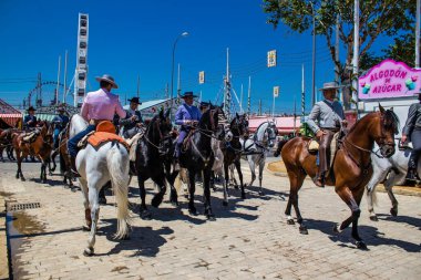 Seville, İspanya - 5 Mayıs 2022 Sevilya 'nın en ünlü festivali olan Feria de Seville' in koridorlarında geleneksel Endülüs tarzı giyinmiş