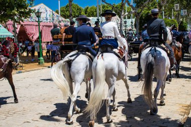 Seville, İspanya - 5 Mayıs 2022 Sevilya 'nın en ünlü festivali olan Feria de Seville' in koridorlarında geleneksel Endülüs tarzı giyinmiş