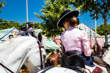 Seville, İspanya - 5 Mayıs 2022 Sevilya 'nın en ünlü festivali olan Feria de Seville' in koridorlarında geleneksel Endülüs tarzı giyinmiş