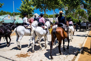 Seville, İspanya - 5 Mayıs 2022 Sevilya 'nın en ünlü festivali olan Feria de Seville' in koridorlarında geleneksel Endülüs tarzı giyinmiş