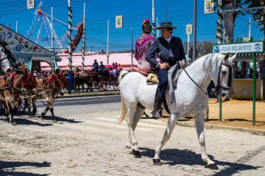 Seville, İspanya - 5 Mayıs 2022 Sevilya 'nın en ünlü festivali olan Feria de Seville' in koridorlarında geleneksel Endülüs tarzı giyinmiş