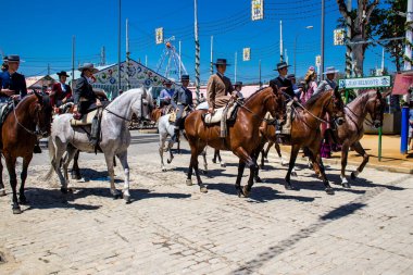 Seville, İspanya - 5 Mayıs 2022 Sevilya 'nın en ünlü festivali olan Feria de Seville' in koridorlarında geleneksel Endülüs tarzı giyinmiş