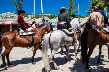 Seville, İspanya - 5 Mayıs 2022 Sevilya 'nın en ünlü festivali olan Feria de Seville' in koridorlarında geleneksel Endülüs tarzı giyinmiş