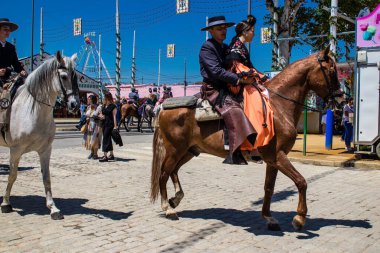 Seville, İspanya - 5 Mayıs 2022 Sevilya 'nın en ünlü festivali olan Feria de Seville' in koridorlarında geleneksel Endülüs tarzı giyinmiş