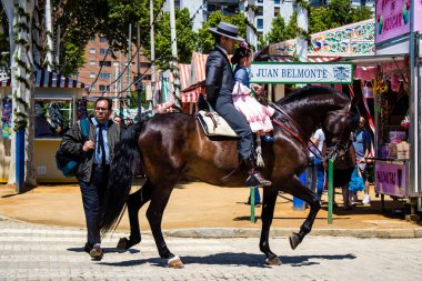 Seville, İspanya - 5 Mayıs 2022 Sevilya 'nın en ünlü festivali olan Feria de Seville' in koridorlarında geleneksel Endülüs tarzı giyinmiş