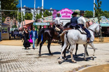 Seville, İspanya - 5 Mayıs 2022 Sevilya 'nın en ünlü festivali olan Feria de Seville' in koridorlarında geleneksel Endülüs tarzı giyinmiş