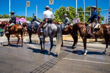 Seville, İspanya - 5 Mayıs 2022 Sevilya 'nın en ünlü festivali olan Feria de Seville' in koridorlarında geleneksel Endülüs tarzı giyinmiş