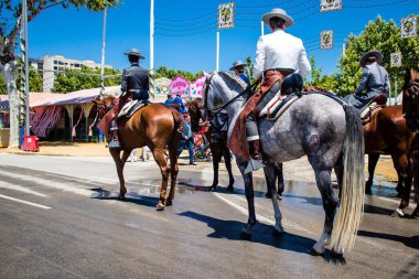 Seville, İspanya - 5 Mayıs 2022 Sevilya 'nın en ünlü festivali olan Feria de Seville' in koridorlarında geleneksel Endülüs tarzı giyinmiş