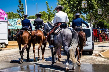 Seville, İspanya - 5 Mayıs 2022 Sevilya 'nın en ünlü festivali olan Feria de Seville' in koridorlarında geleneksel Endülüs tarzı giyinmiş