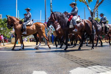 Seville, İspanya - 5 Mayıs 2022 Sevilya 'nın en ünlü festivali olan Feria de Seville' in koridorlarında geleneksel Endülüs tarzı giyinmiş