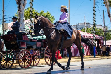 Seville, İspanya - 5 Mayıs 2022 Sevilya 'nın en ünlü festivali olan Feria de Seville' in koridorlarında geleneksel Endülüs tarzı giyinmiş
