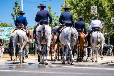Seville, İspanya - 5 Mayıs 2022 Sevilya 'nın en ünlü festivali olan Feria de Seville' in koridorlarında geleneksel Endülüs tarzı giyinmiş