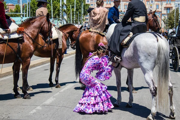Seville, İspanya - 5 Mayıs 2022 Sevilya 'nın en ünlü festivali olan Feria de Seville' in koridorlarında geleneksel Endülüs tarzı giyinmiş