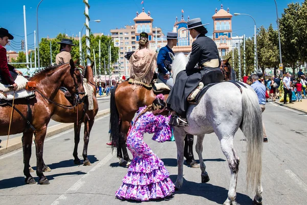 Seville, İspanya - 5 Mayıs 2022 Sevilya 'nın en ünlü festivali olan Feria de Seville' in koridorlarında geleneksel Endülüs tarzı giyinmiş