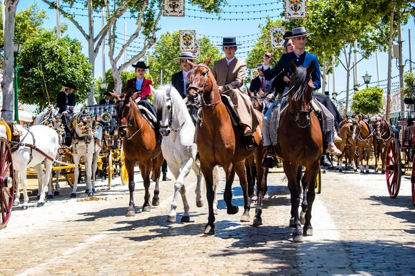 Seville, İspanya - 5 Mayıs 2022 Sevilya 'nın en ünlü festivali olan Feria de Seville' in koridorlarında geleneksel Endülüs tarzı giyinmiş