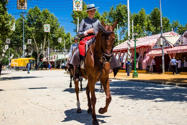 Seville, İspanya - 5 Mayıs 2022 Sevilya 'nın en ünlü festivali olan Feria de Seville' in koridorlarında geleneksel Endülüs tarzı giyinmiş