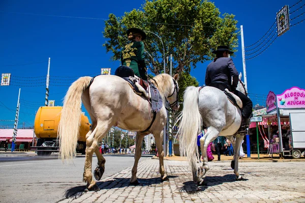 Seville, İspanya - 5 Mayıs 2022 Sevilya 'nın en ünlü festivali olan Feria de Seville' in koridorlarında geleneksel Endülüs tarzı giyinmiş
