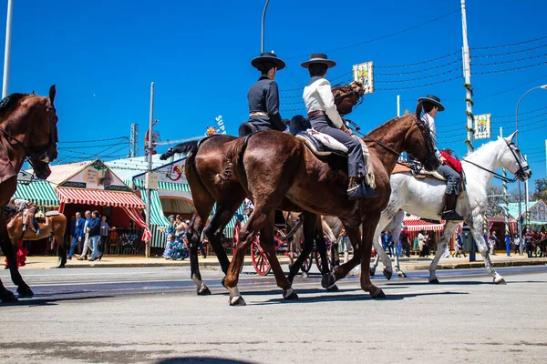 Seville, İspanya - 5 Mayıs 2022 Sevilya 'nın en ünlü festivali olan Feria de Seville' in koridorlarında geleneksel Endülüs tarzı giyinmiş