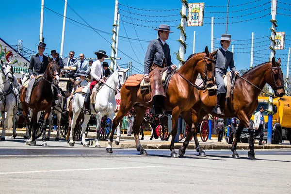 Seville, İspanya - 5 Mayıs 2022 Sevilya 'nın en ünlü festivali olan Feria de Seville' in koridorlarında geleneksel Endülüs tarzı giyinmiş