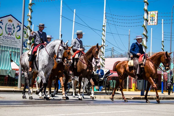 Siviglia Spagna Maggio 2022 Cavalieri Sivigliani Vestiti Modo Tradizionale Andaluso — Foto Stock