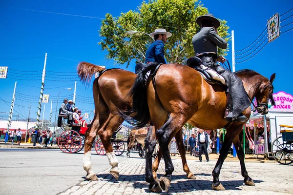Seville, İspanya - 5 Mayıs 2022 Sevilya 'nın en ünlü festivali olan Feria de Seville' in koridorlarında geleneksel Endülüs tarzı giyinmiş