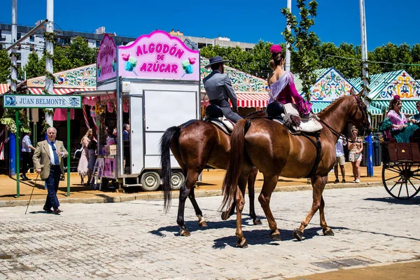 Seville, İspanya - 5 Mayıs 2022 Sevilya 'nın en ünlü festivali olan Feria de Seville' in koridorlarında geleneksel Endülüs tarzı giyinmiş