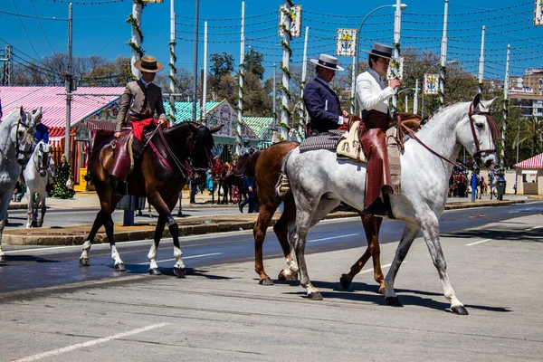 Seville, İspanya - 5 Mayıs 2022 Sevilya 'nın en ünlü festivali olan Feria de Seville' in koridorlarında geleneksel Endülüs tarzı giyinmiş