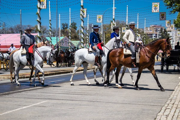 Seville, İspanya - 5 Mayıs 2022 Sevilya 'nın en ünlü festivali olan Feria de Seville' in koridorlarında geleneksel Endülüs tarzı giyinmiş