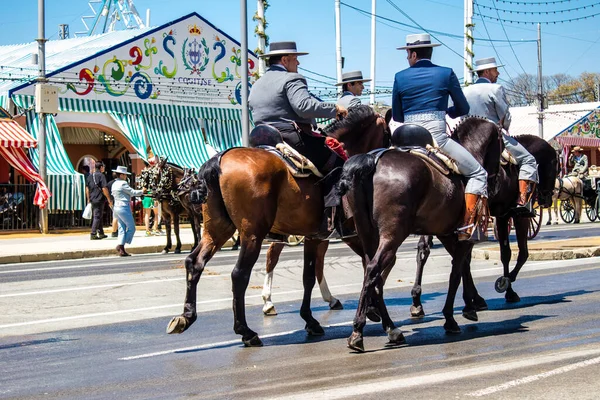 Seville, İspanya - 5 Mayıs 2022 Sevilya 'nın en ünlü festivali olan Feria de Seville' in koridorlarında geleneksel Endülüs tarzı giyinmiş