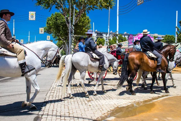 Seville, İspanya - 5 Mayıs 2022 Sevilya 'nın en ünlü festivali olan Feria de Seville' in koridorlarında geleneksel Endülüs tarzı giyinmiş