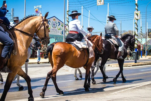 Seville, İspanya - 5 Mayıs 2022 Sevilya 'nın en ünlü festivali olan Feria de Seville' in koridorlarında geleneksel Endülüs tarzı giyinmiş