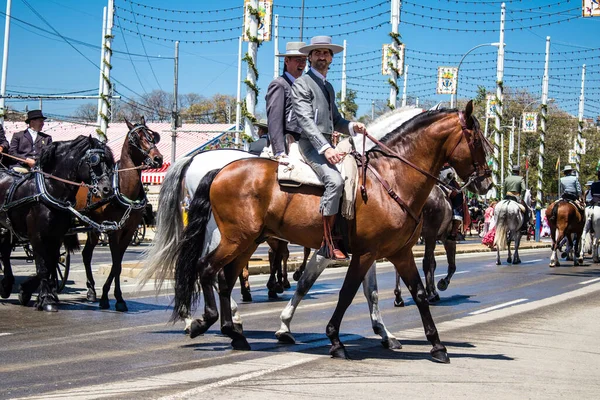 西班牙塞维利亚 2022年5月5日塞维利亚骑手们身着传统的安达卢西亚风格的服装 在西班牙最有名的节日塞维利亚广场的过道上游行 — 图库照片