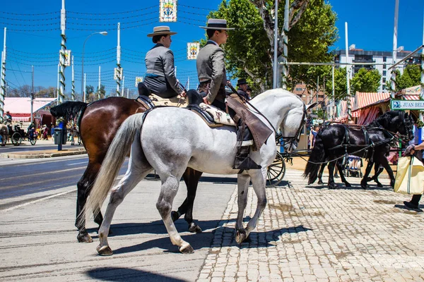 Seville, İspanya - 5 Mayıs 2022 Sevilya 'nın en ünlü festivali olan Feria de Seville' in koridorlarında geleneksel Endülüs tarzı giyinmiş
